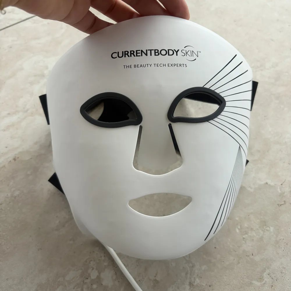 Mon avis sur le masque CurrentBody : test personnel avec revue des performances 3 rendu masque led currentbody avec protege yeux accessoires lesavisdemilie
