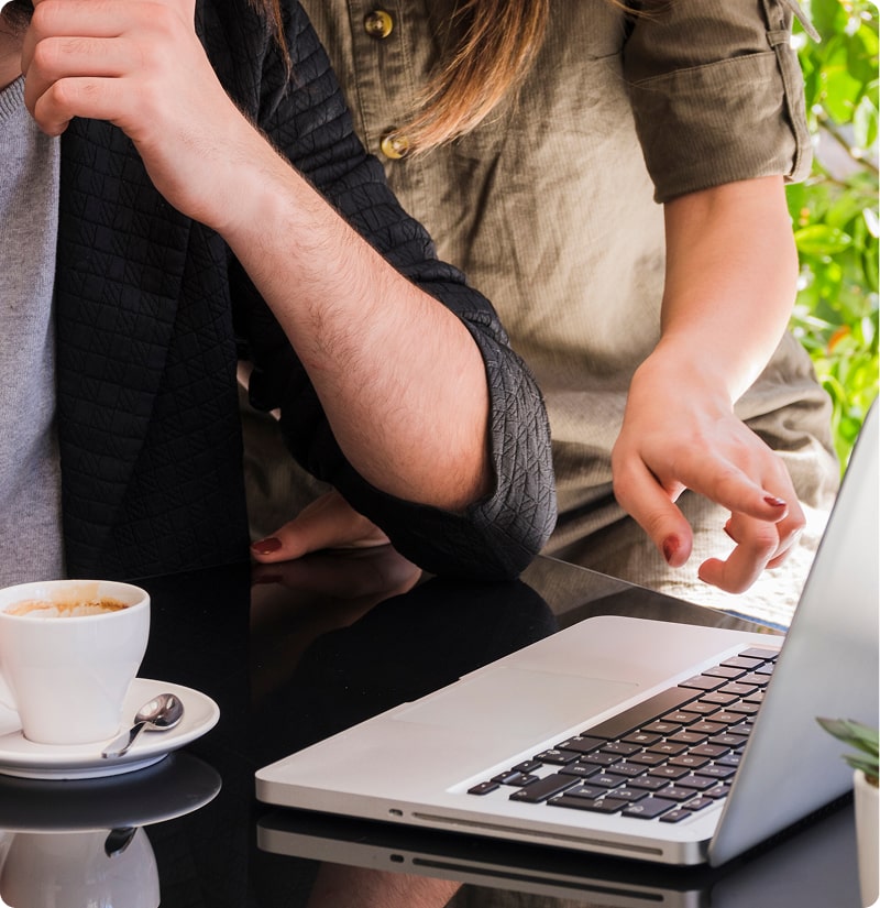 femme main travail mac min