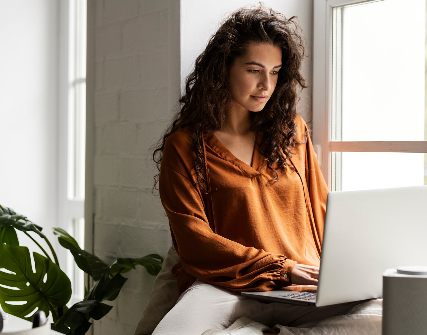 femme travail mac bureau min