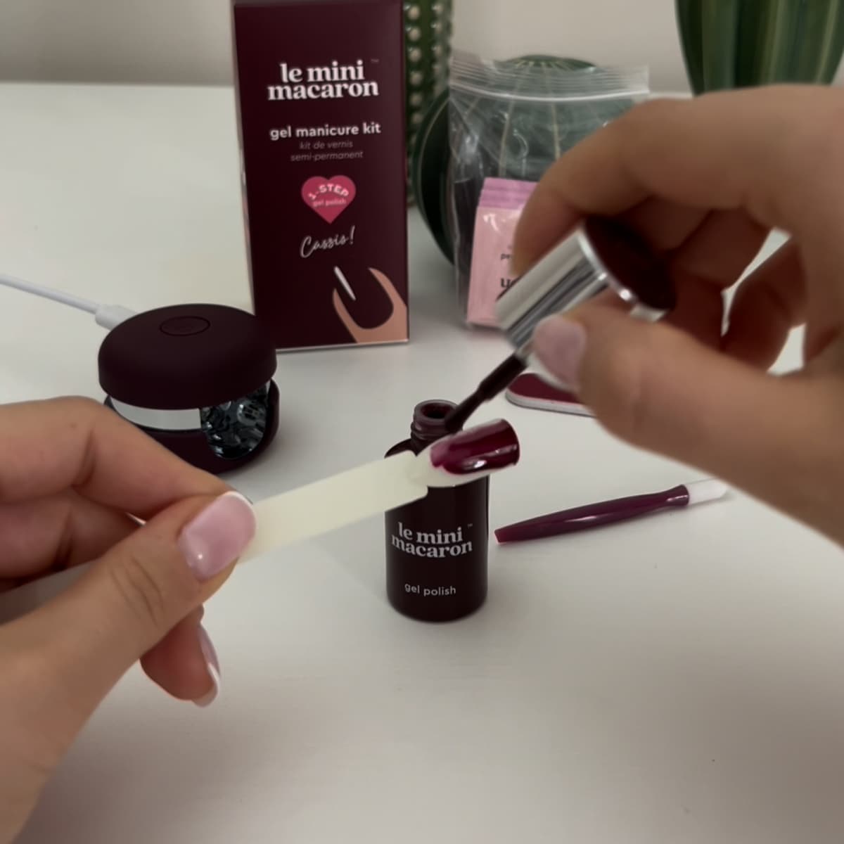 Le Mini Macaron : je teste leur kit de vernis semi-permanent Avis et retour d'expérience 5 application vernis semi permanent 1