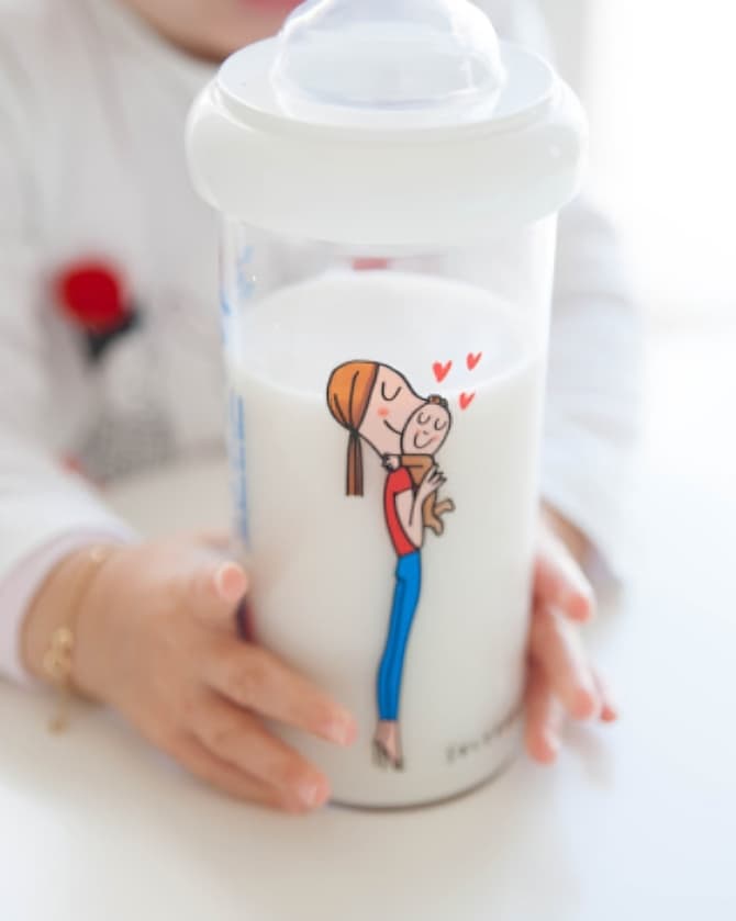 Mon avis sur Le Biberon Français : Test de 3 biberons et analyse d'avis clients 7 bebe tient son biberon francais