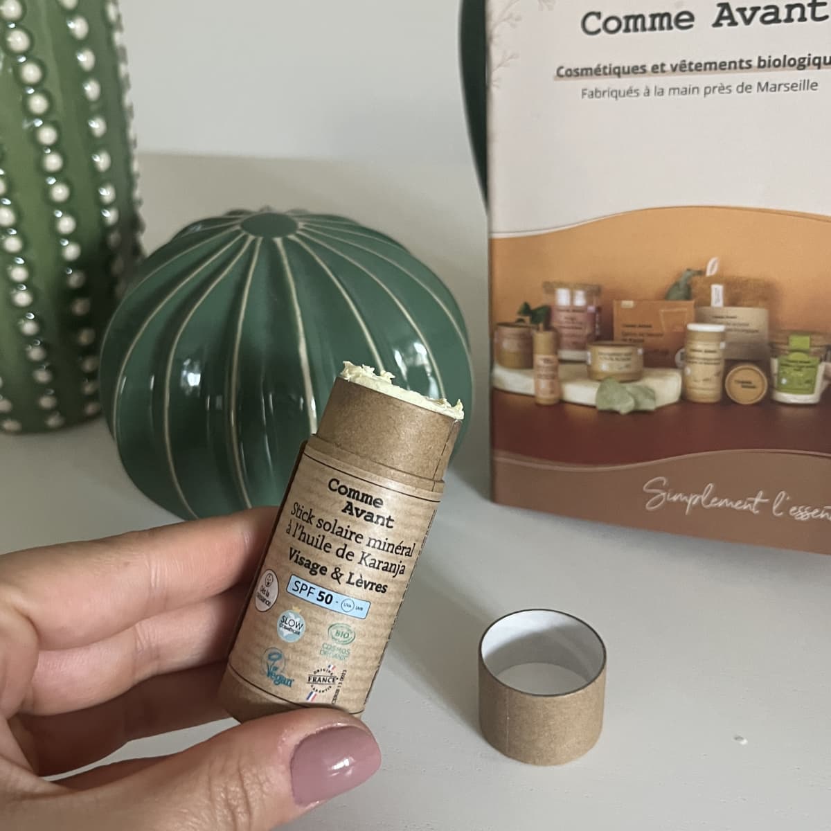 Mon avis sur Comme Avant : je teste et j'analyse leurs savons, déodorants, crèmes et répulsifs 17 demonstration texture stick solaire 1