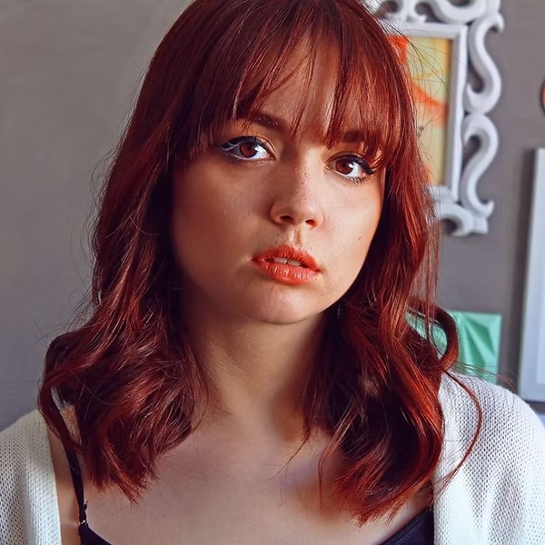 Les coiffures qui rajeunissent : des styles modernes pour paraître plus jeune 2 imgi 5 femme frange effiloche