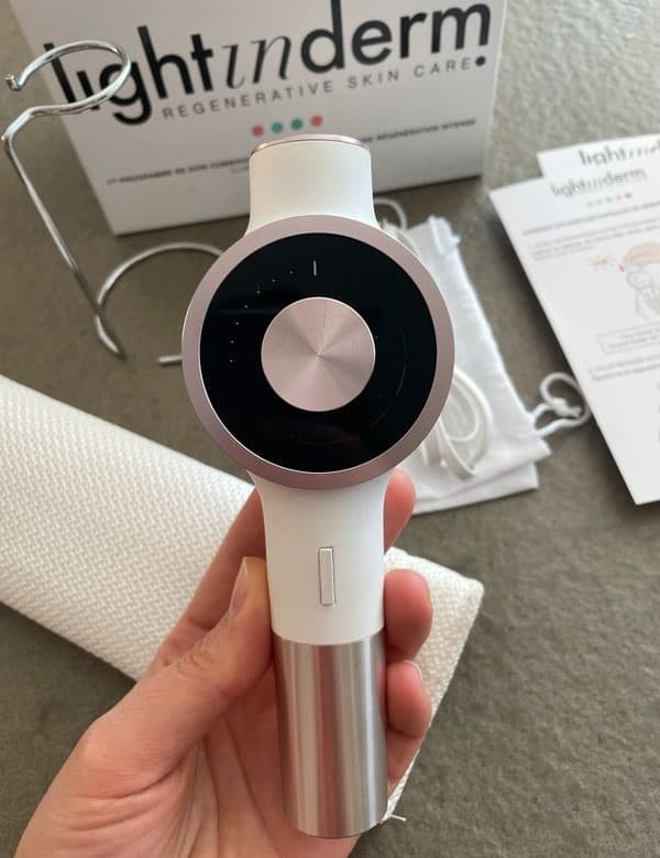 LightInDerm : Mon avis avec test de leur appareil anti-âge complété par une revue d'avis clients 3 photo produit lightinderm en main