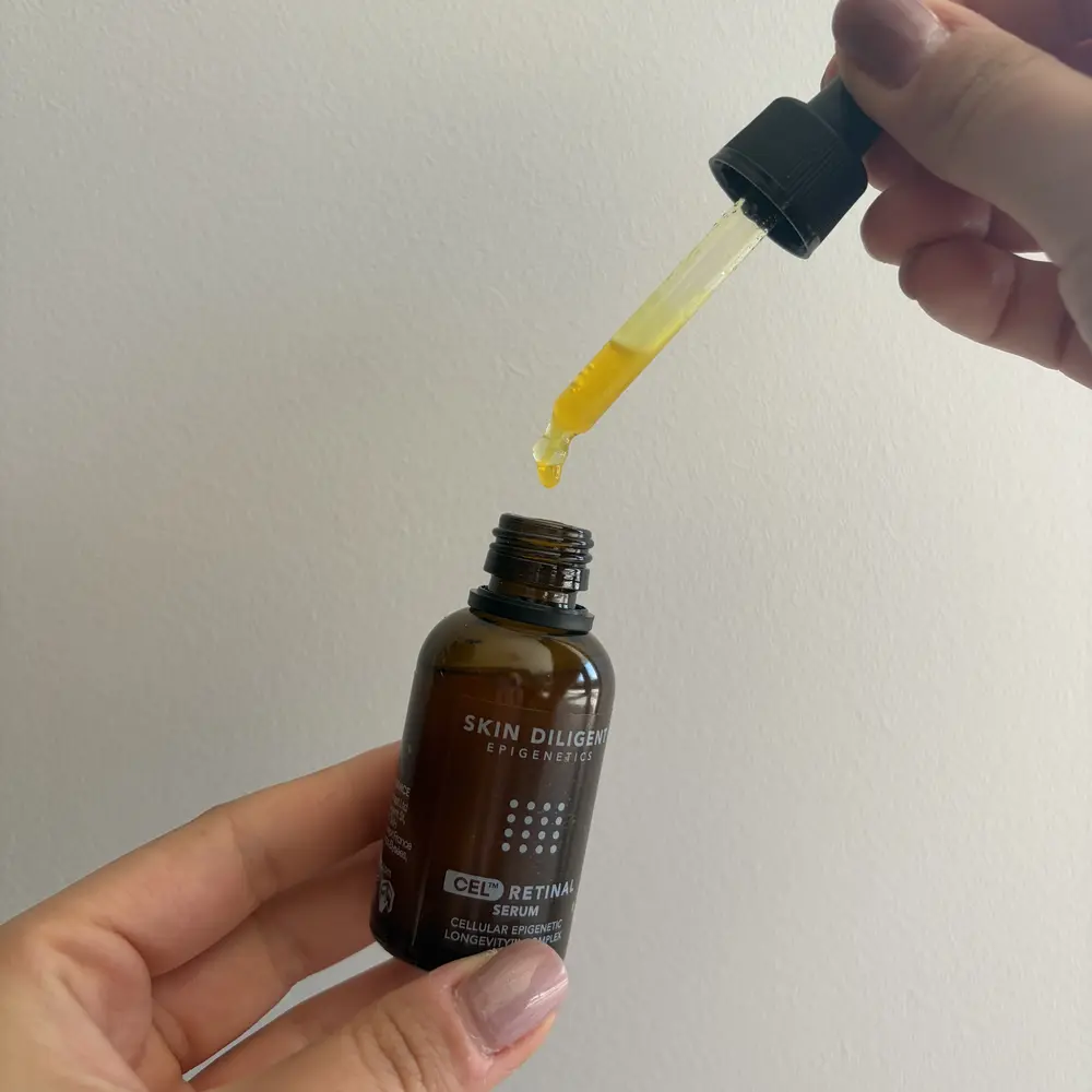 Mon avis sur le sérum au rétinal de Skin Diligent : vraiment efficace ? 4 texture serum retinal assez epait skin diligent lesavisdemilie
