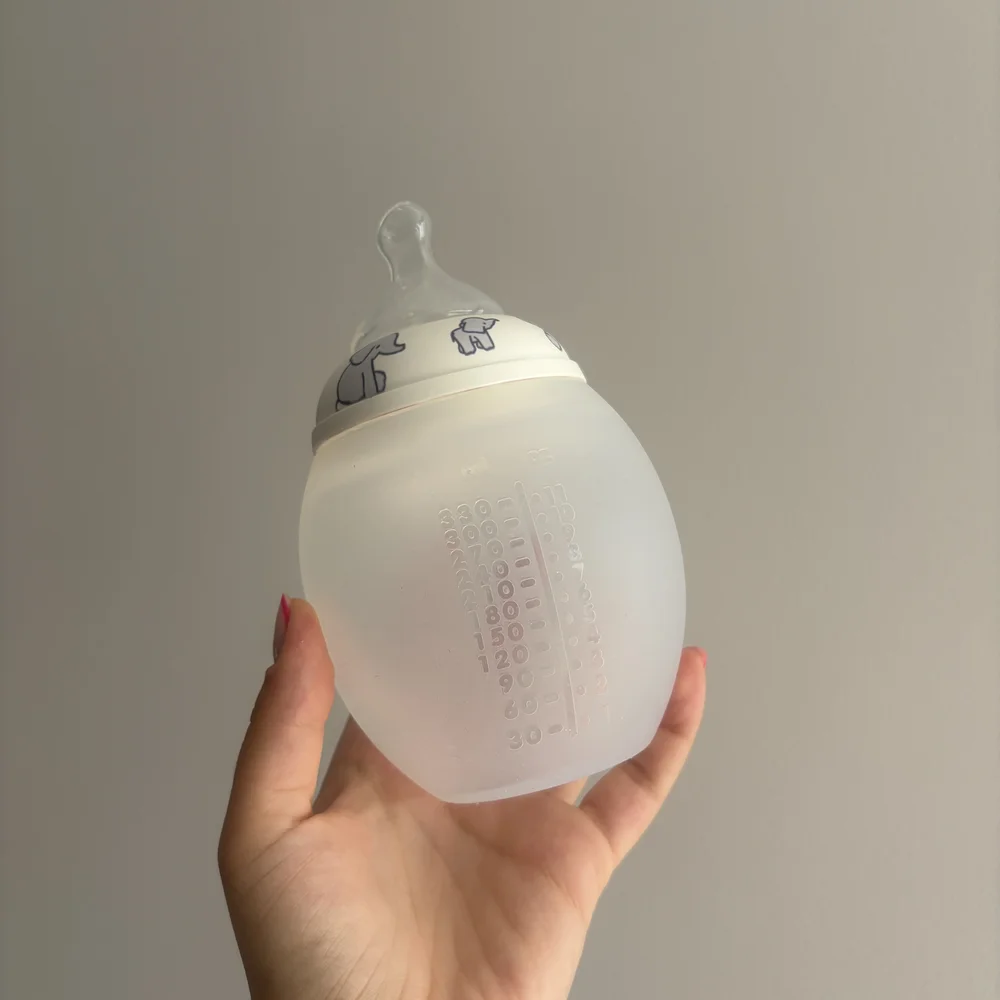 J'ai testé le biberon Élhée : mon avis complet avec test personnel 5 biberon elhee en main aperçu taille lesavisdemilie