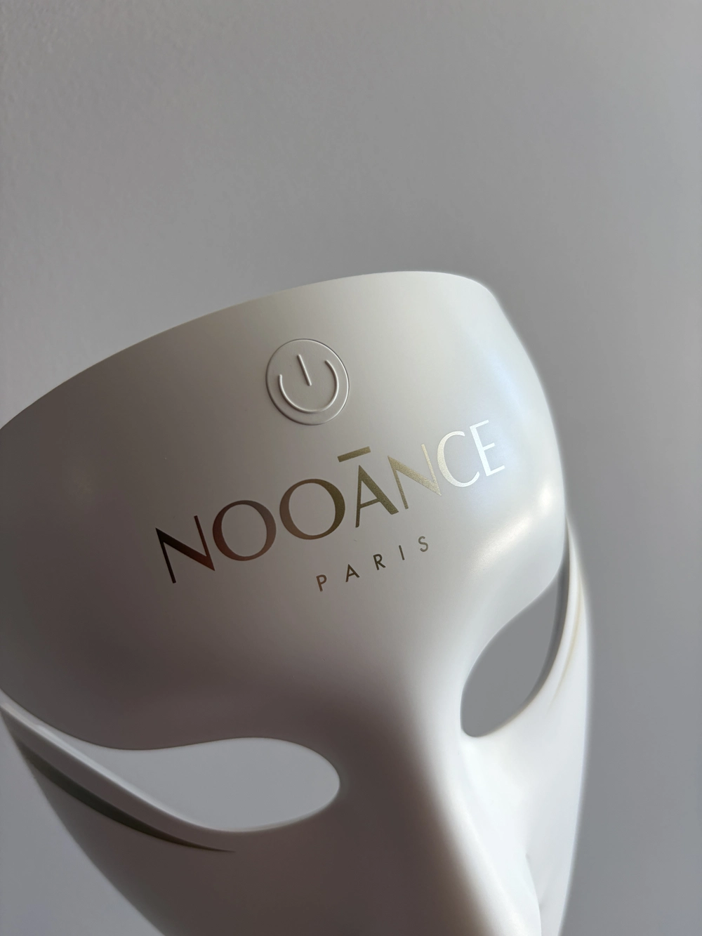 J'ai testé le masque LED Aurion X252 : mon avis avec analyse et comparatif 5 bouton batterie allume masque aurionx252 front$ lesavisdemilie