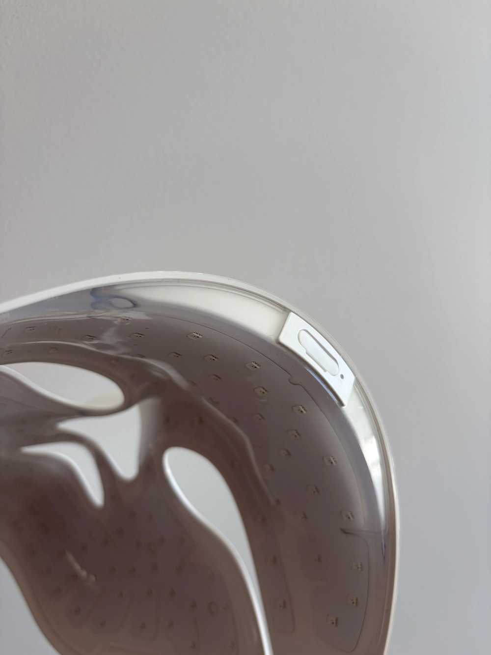 J'ai testé le masque LED Aurion X252 : mon avis avec analyse et comparatif 6 embout recharge batterie en bas du masque niveau menton lesavisdemilie