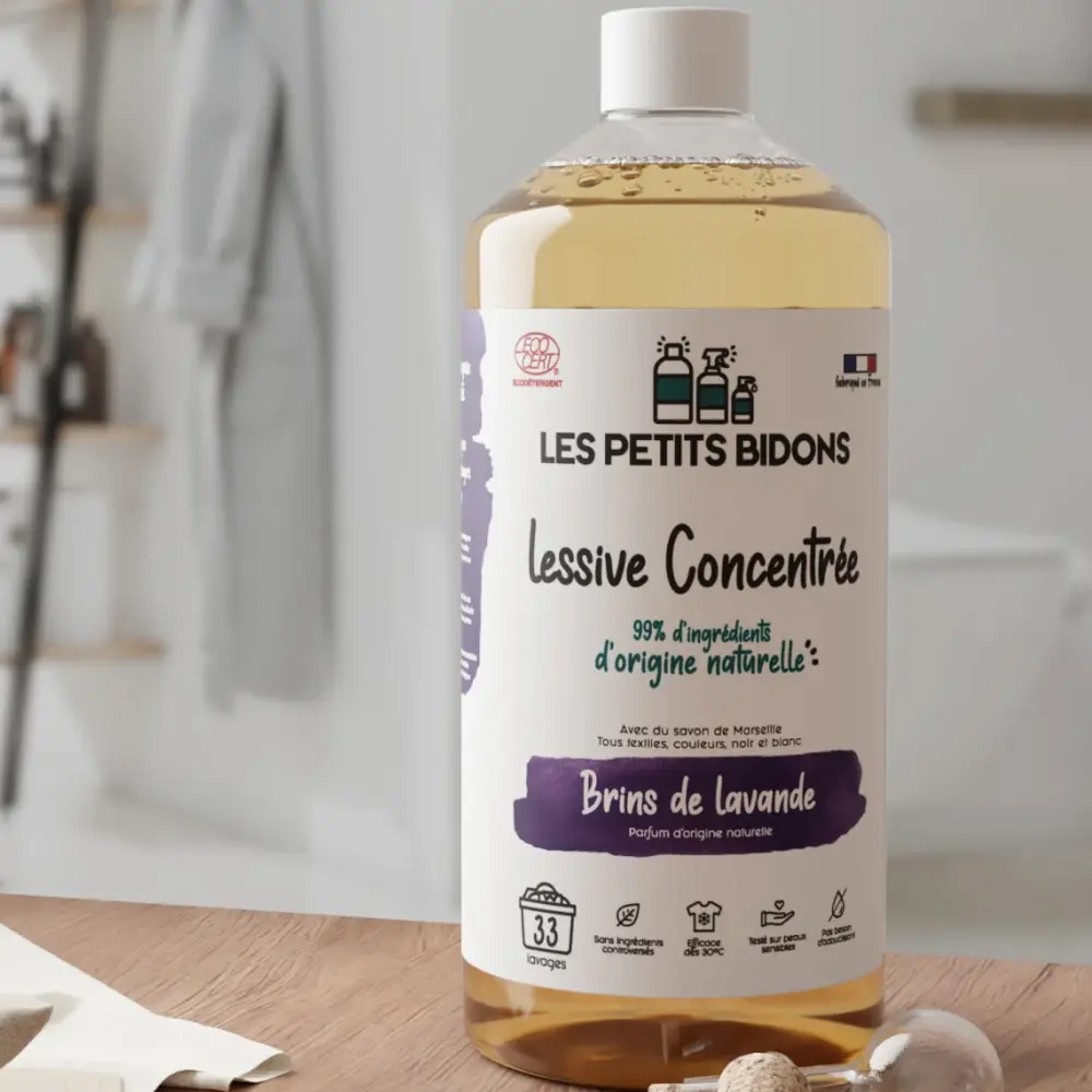 Spring VS Les Petits Bidons : quelle lessive écologique choisir ? 7 la lessive concentree de les petits bidons zoom bouteille