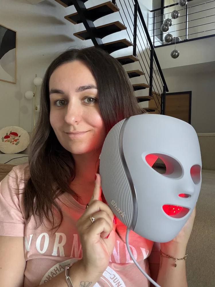 J'ai testé le masque LED Shark Cryoglow : mon avis avec analyse complète 6 apparence masque led shark cryoglow vue de face par rapport a ma tete