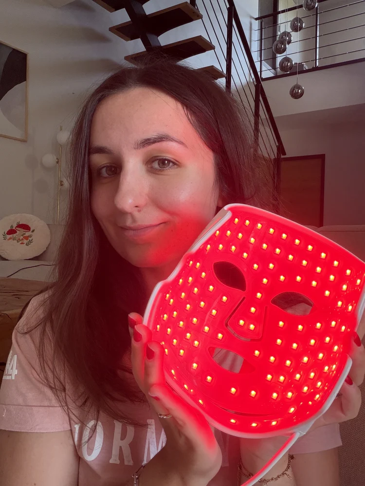 Mon avis sur le masque CurrentBody : test personnel avec revue des performances 2 demonstration masque led currentbody series 2 allume a cote de moi