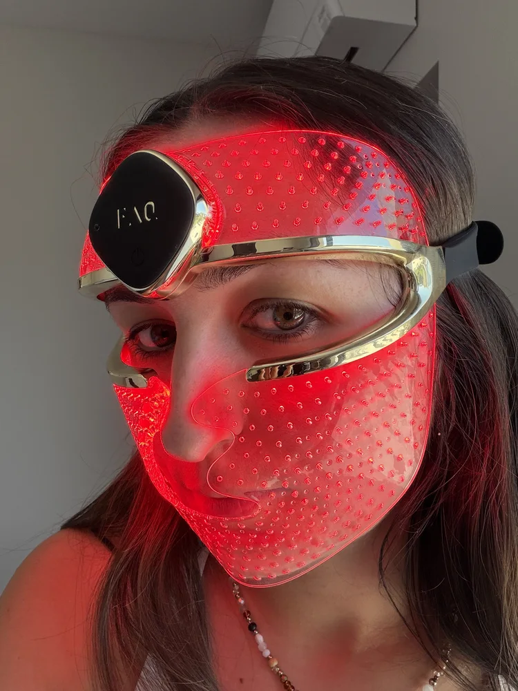 Mon avis sur le masque LED de Foreo : joli design, peu de puissance 3 je porte le masque led foreo sur mon visage rendu