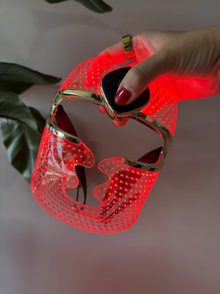L'avis des dermatologues sur les masques LED de Nooance : revue et interviews 12 masque led foreo mode rouge