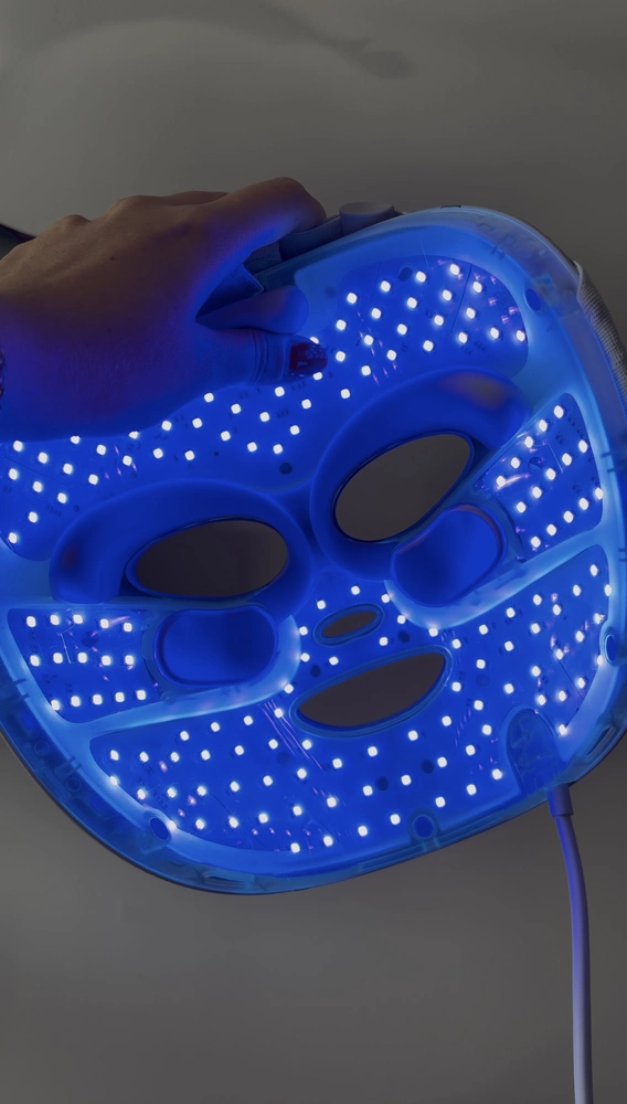 J'ai testé le masque LED Shark Cryoglow : mon avis avec analyse complète 3 masque led shark cryoglow mode bleu