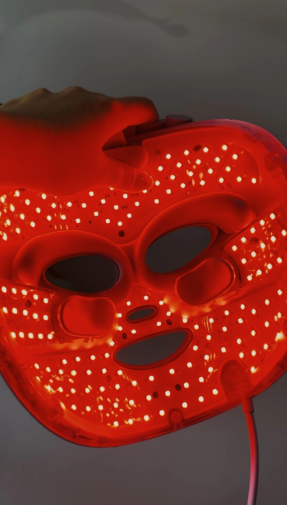 J'ai testé le masque LED Shark Cryoglow : mon avis avec analyse complète 2 masque led shark cryoglow mode rouge