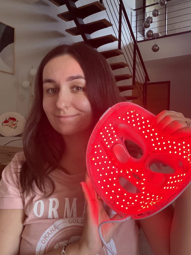 J'ai testé le masque LED Shark Cryoglow : mon avis avec analyse complète 1 rendu masque led shark cryoglow a cote de moi allume