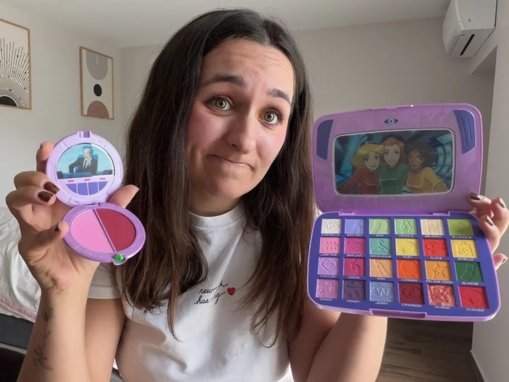 Martine Cosmetics x Totally Spies : mon avis sur la mallette Ultimate Spy Kit après le crash test 4 compoudrier une seule teinte deception emilie teste totally spies martine cosmetics
