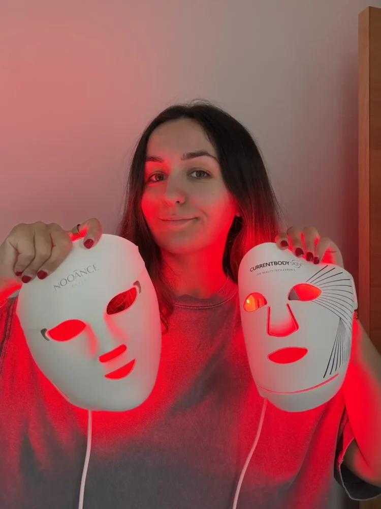 Nooance Elite X600 VS Currentbody Series 3 : J'ai testé et comparé les deux masques LED les plus récents 7 emilie montre de face les masques series 3 et X600