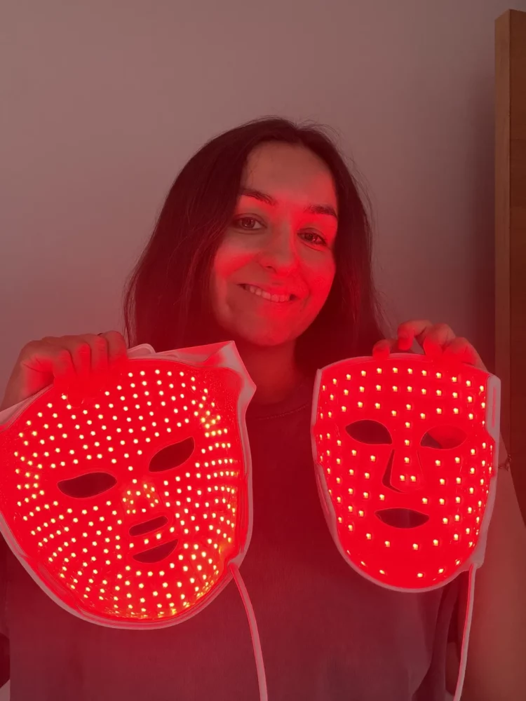 Nooance Elite X600 VS Currentbody Series 3 : J'ai testé et comparé les deux masques LED les plus récents 1 emilie montre les deux masques led nooance et currentbody allumes