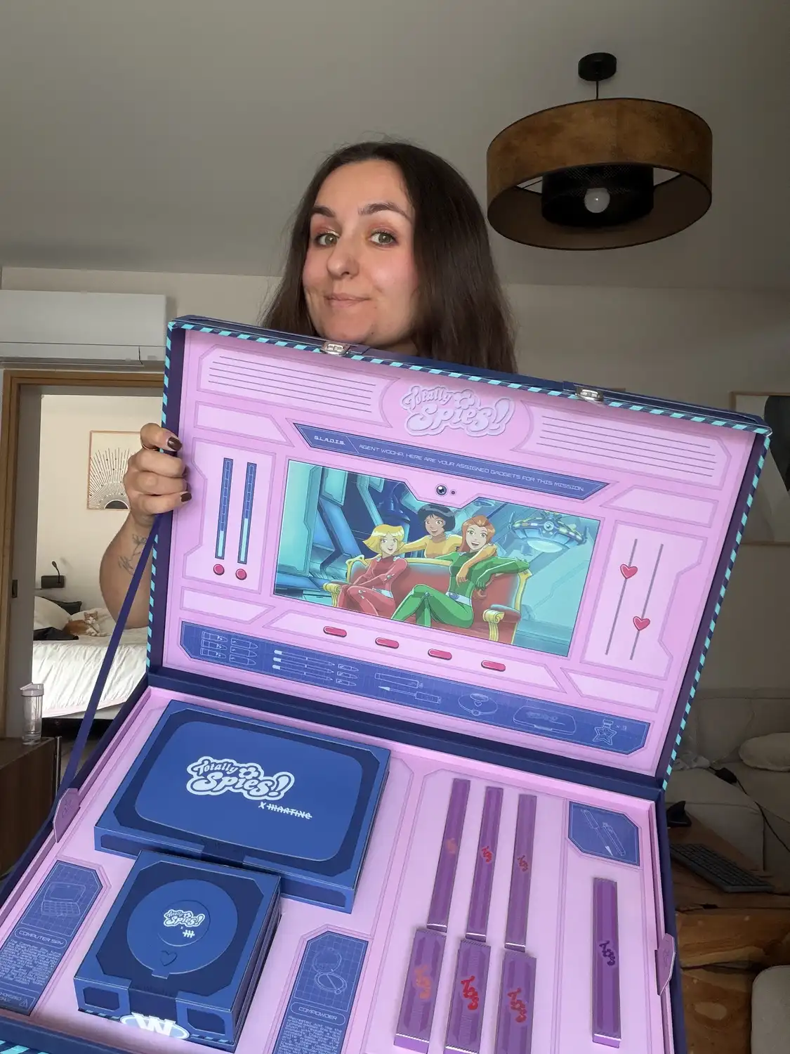Martine Cosmetics x Totally Spies : mon avis sur la mallette Ultimate Spy Kit après le crash test 1 emilie montre sa malette totally spies x martine cosmetics