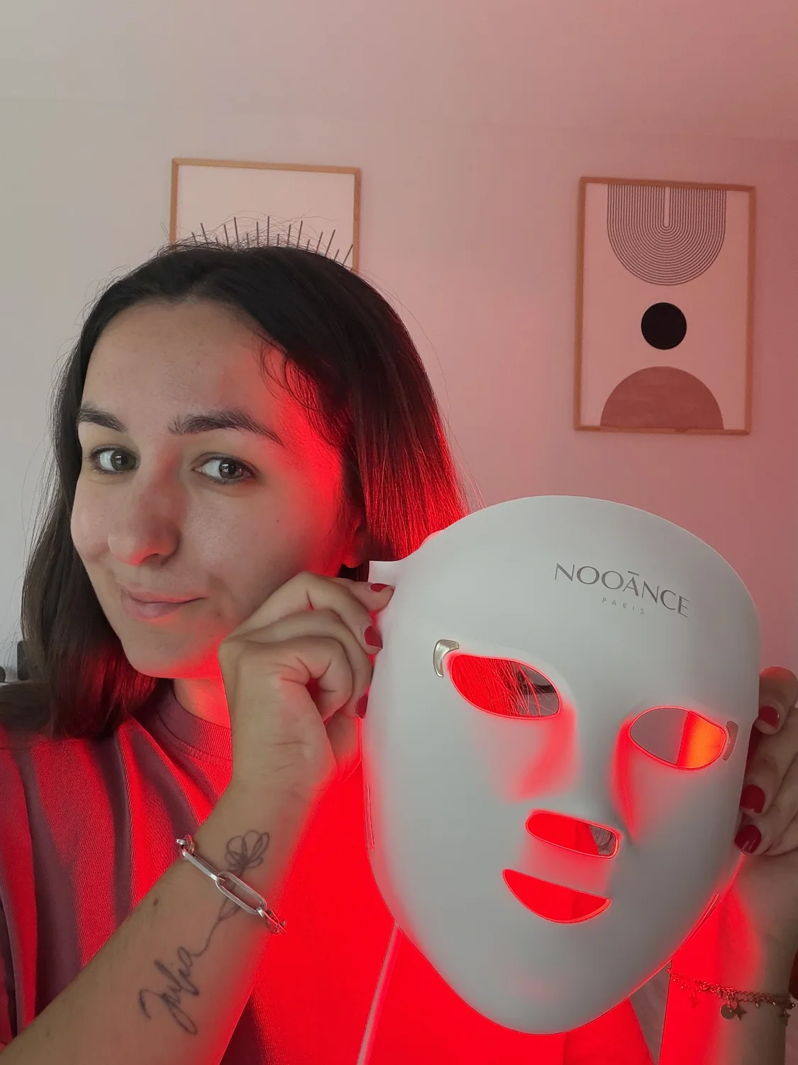 J'ai testé le masque LED de Nooance : mon avis complet avec analyse 9 Emilie teste le masque LED Nooance Elite X600 allumé, puissance lumineuse des 600 LED