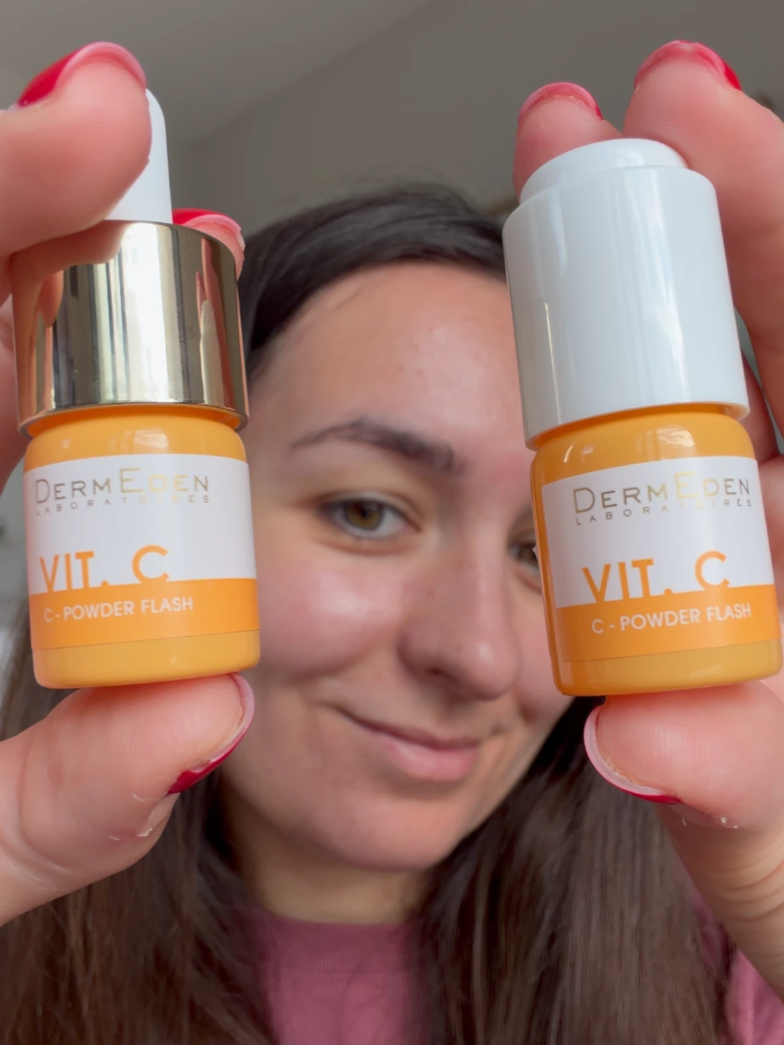 Mon journal de test : juillet, août et septembre 2026 5 Emilie présente les deux fioles de vitamine C Dermeden C-Powder Flash.