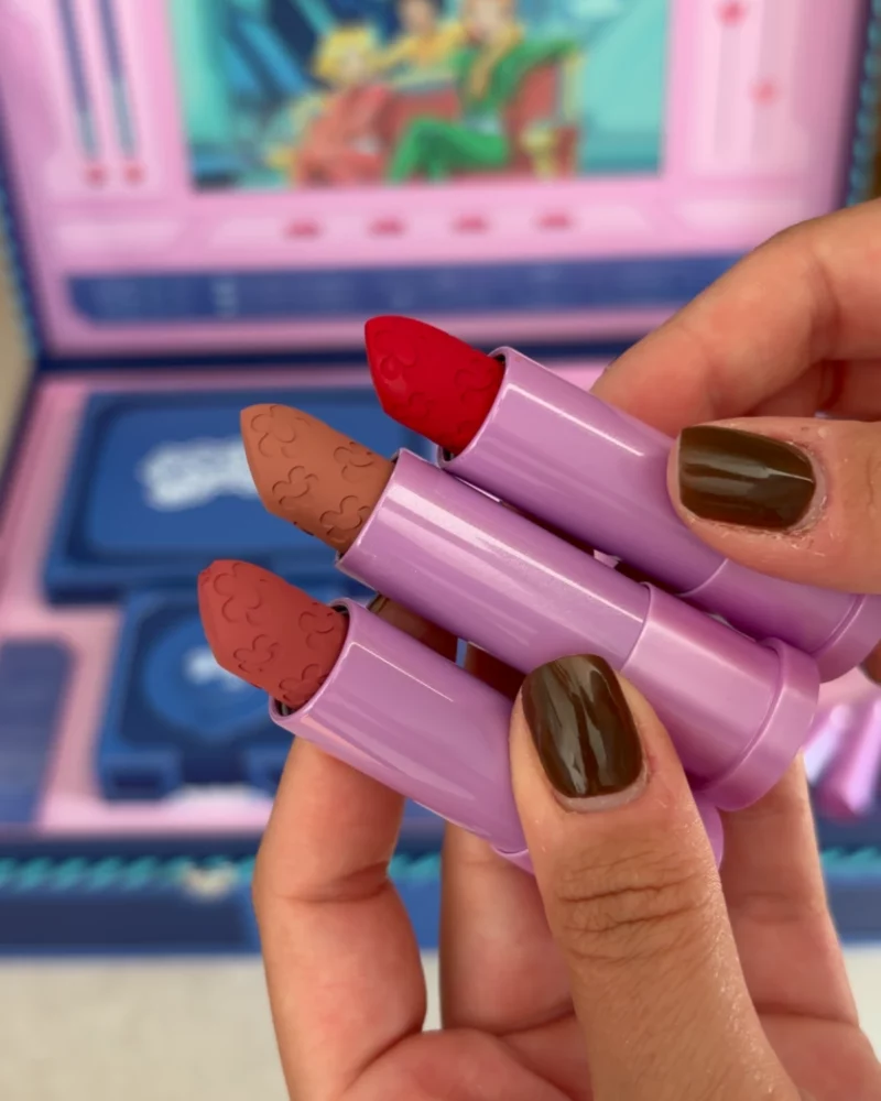Martine Cosmetics x Totally Spies : mon avis sur la mallette Ultimate Spy Kit après le crash test 5 je montre les teintes rouges a levres totally spies martine cosmetics