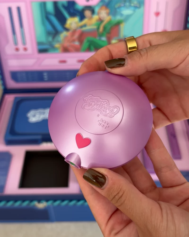 Martine Cosmetics x Totally Spies : mon avis sur la mallette Ultimate Spy Kit après le crash test 3 le compoudrier de totally spies x martine cosmetics je le teste