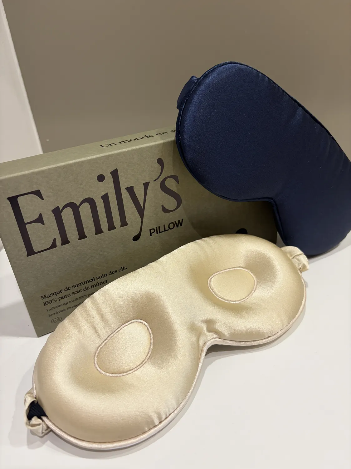 J'ai testé 2 mois le masque pour les cils d'Emily's Pillow : mon avis complet 1 Masque de sommeil soin des cils Emily's Pillow champagne et bleu nuit devant leur boîte