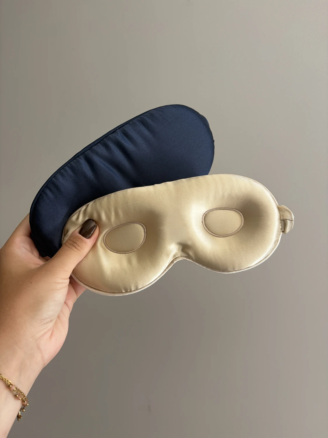J'ai testé 2 mois le masque pour les cils d'Emily's Pillow : mon avis complet 7 Les deux faces du masque soin des cils Emily's Pillow, extérieur bleu nuit lisse et intérieur champagne avec coques