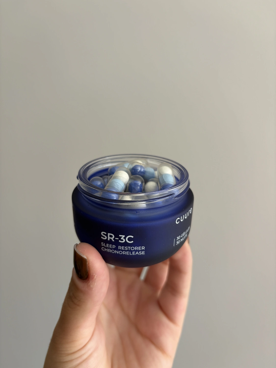 J'ai testé SR-3C de Cuure pour mon sommeil : mon avis complet 9 Gélule Cuure SR-3C tenue dans la main d'Emilie