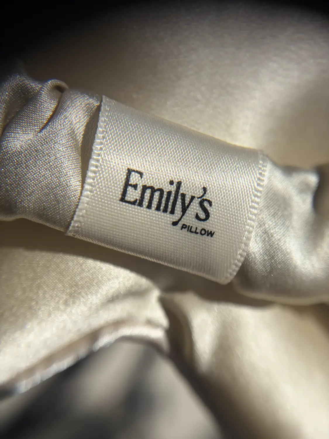 J'ai testé 2 mois le masque pour les cils d'Emily's Pillow : mon avis complet 5 Zoom sur l'étiquette tissée Emily's Pillow cousue sur l'élastique en soie du masque