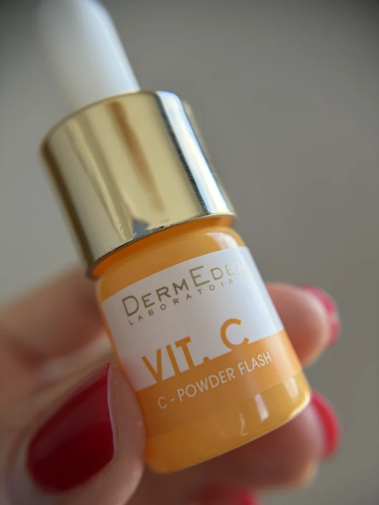 J'ai testé le protocole Vitamine C- Powder Flash de Dermeden : Mon Avis 10 zoom sur la fiole de vitamine c powder dermeden