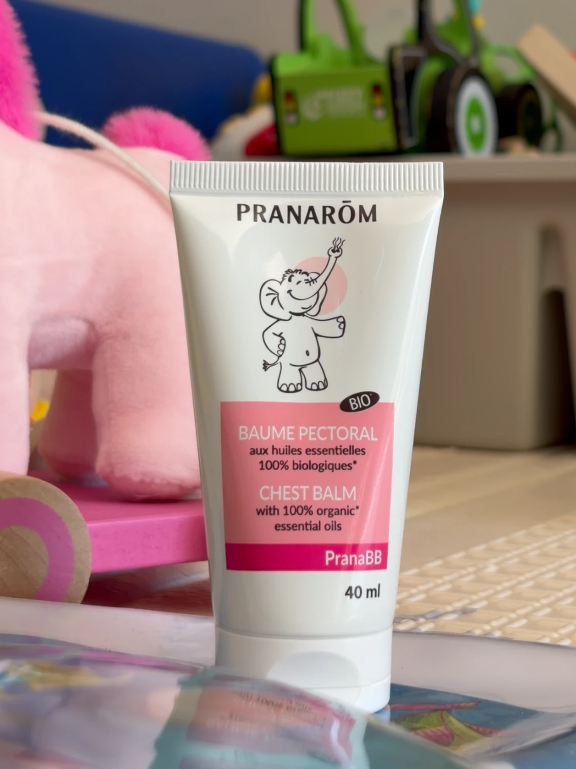J'ai testé Pranarom : mon avis sur les remèdes naturels et baume pour bébé 10 Baume pectoral Pranarom bébé bio posé dans la zone de jeux de ma fille