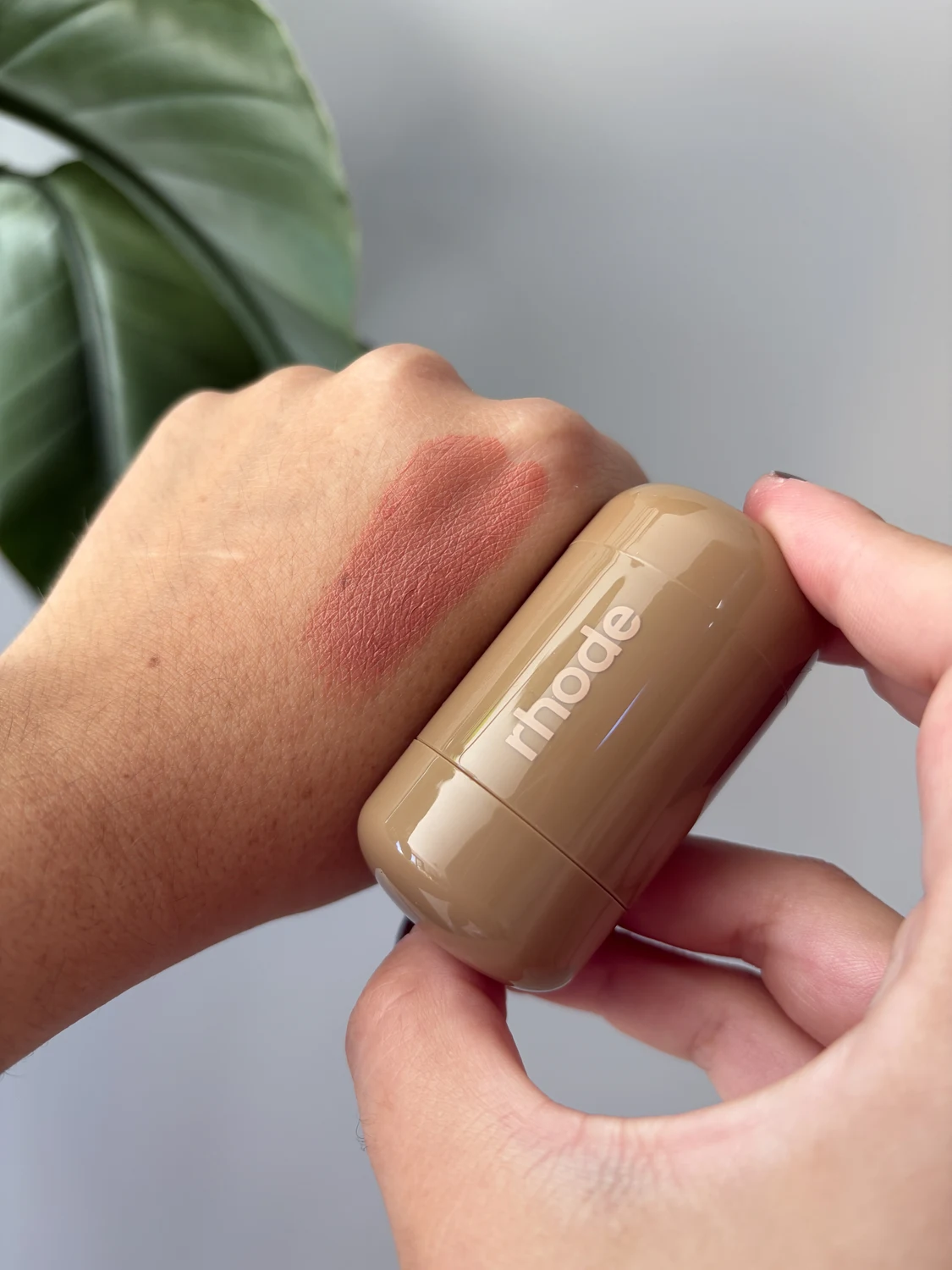 Avis Rhode chez Sephora France : j'ai testé 4 produits de la marque de Hailey Bieber 4 Swatch du Pocket Blush Rhode teinte Freckle