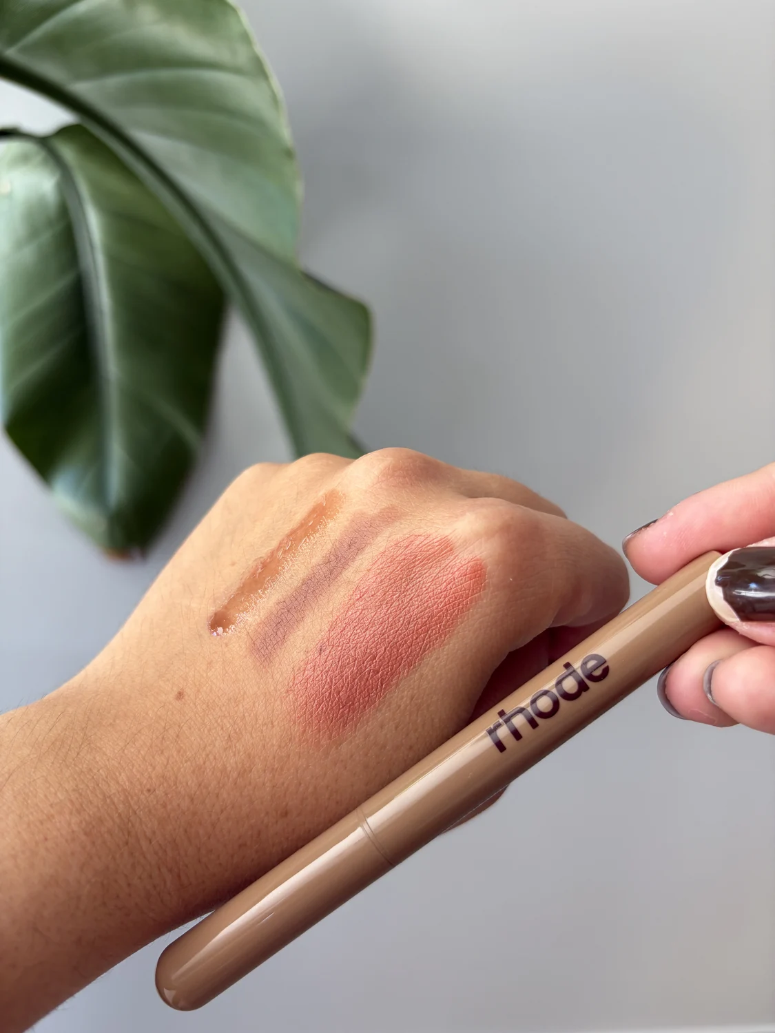 Avis Rhode chez Sephora France : j'ai testé 4 produits de la marque de Hailey Bieber 7 Swatch du crayon à lèvres Rhode Peptide Lip Shape teinte Twist