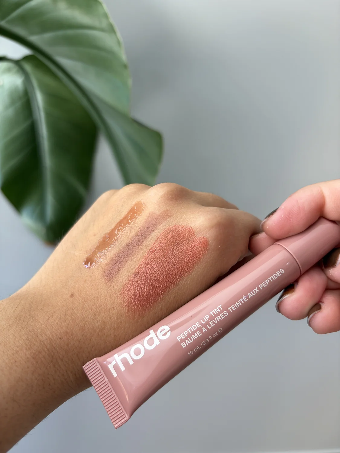 Avis Rhode chez Sephora France : j'ai testé 4 produits de la marque de Hailey Bieber 5 Swatch du Peptide Lip Tint Rhode teinte Toast