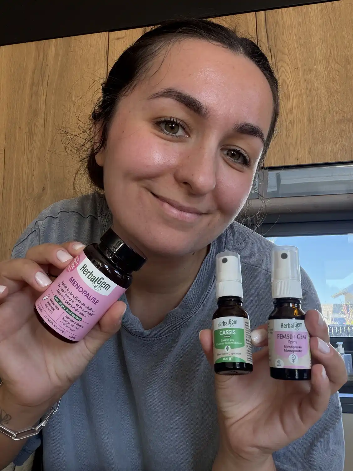 J'ai testé Herbalgem : mon avis sur ménopause FEM50+ et les bourgeons 1 emilie montre sa commande herbalgem bourgeon et menopause