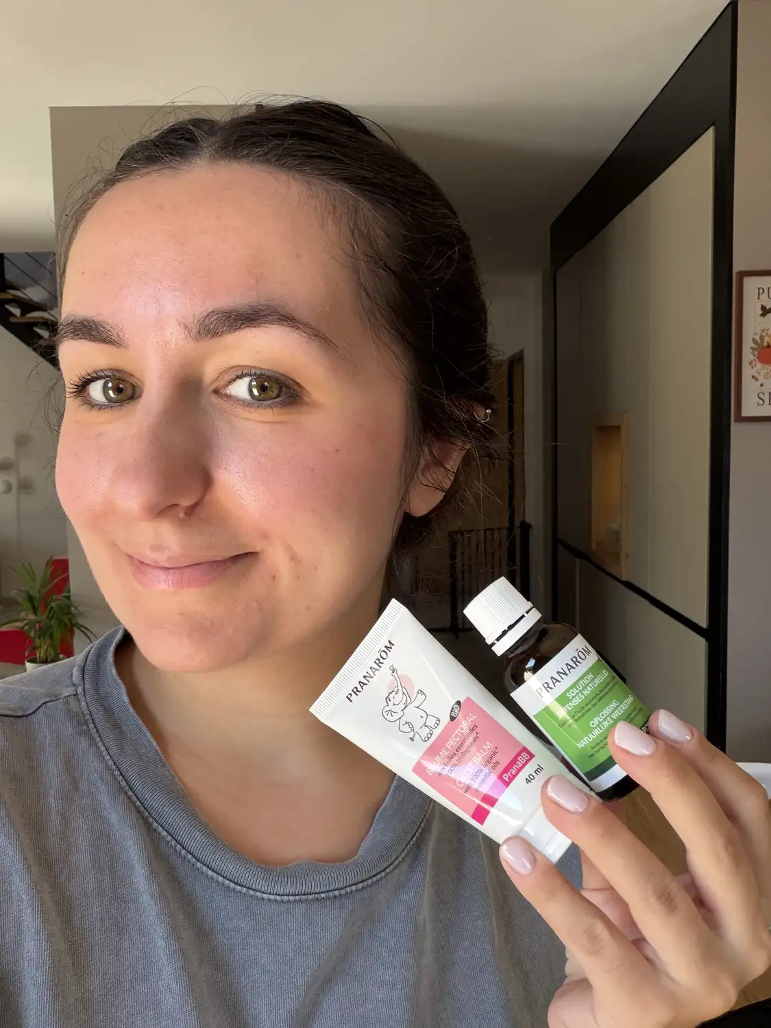 J'ai testé Pranarom : mon avis sur les remèdes naturels et baume pour bébé 1 Emilie montre ses deux produits Pranarom testés cet hiver, la Solution Défenses naturelles et le baume pectoral bébé