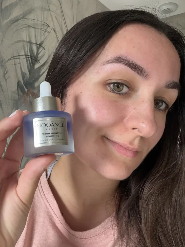 J'ai testé le Sérum Jeunesse Augmenté Nooance : mon avis après 30 jours de test 1 emilie montre son serum nooance jeunesse augmente