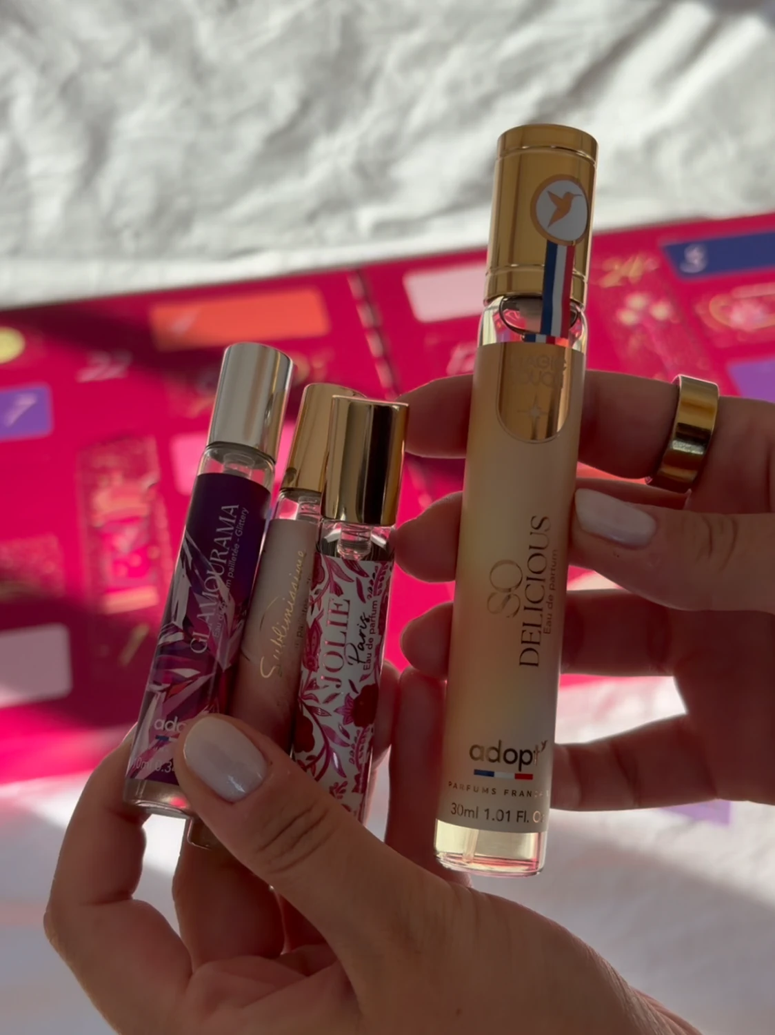 J'ai testé le calendrier de l'avent Adopt : mon avis sur les parfums 5 so delicious 30 ml adopt à côté de trois flacons 10 ml du calendrier de l'avent