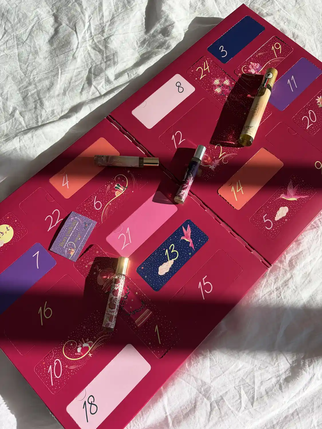 J'ai testé le calendrier de l'avent Adopt : mon avis sur les parfums 4 intérieur du calendrier de l'avent adopt avec les cases numérotées et les premiers parfums sortis