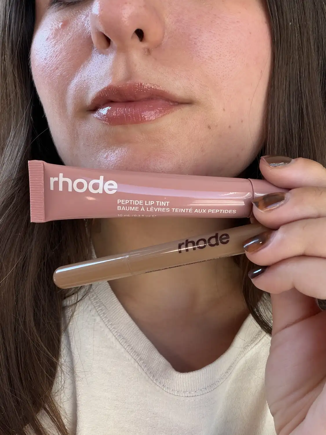 Avis Rhode chez Sephora France : j'ai testé 4 produits de la marque de Hailey Bieber 6 Peptide Lip Tint Rhode teinte Toast sur les lèvres d'Emilie