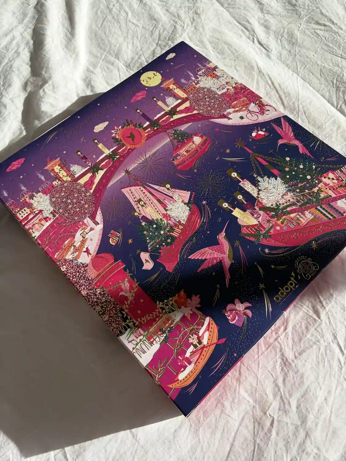 J'ai testé le calendrier de l'avent Adopt : mon avis sur les parfums 2 calendrier de l'avent adopt échappée sur la seine étoilée fermé avec son illustration